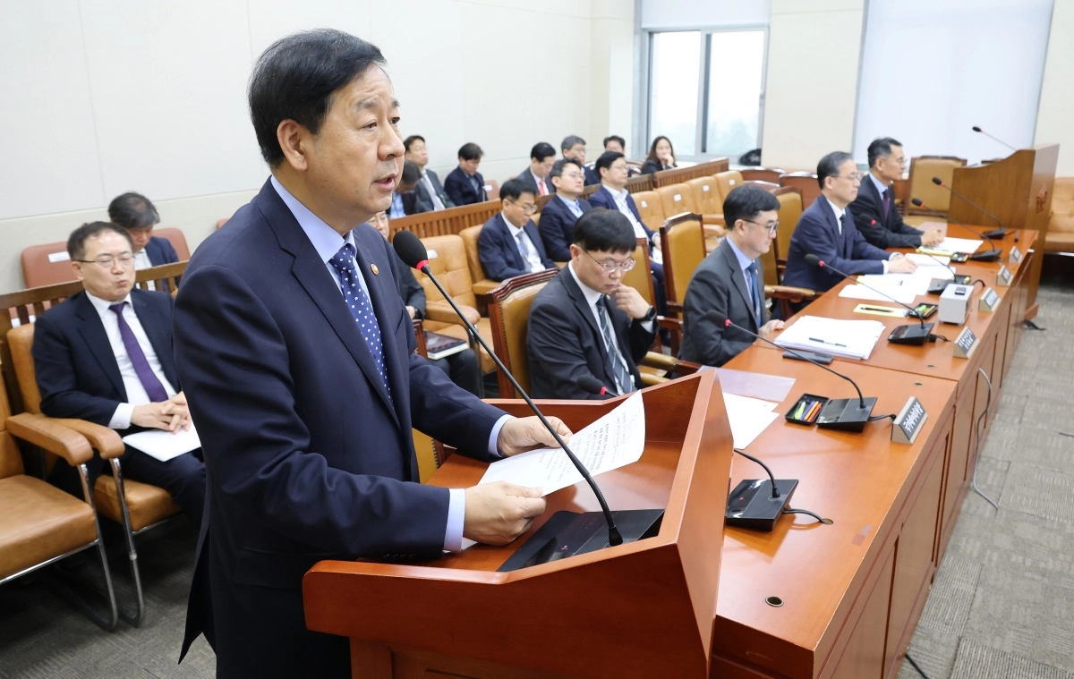 구윤철 부총리 겸 재정경제부 장관이 17일 국회에서 열린 재정경제기획위원회 전체회의에서 소관 법안이 의결된 뒤 인사말을 하고 있다. 연합뉴스