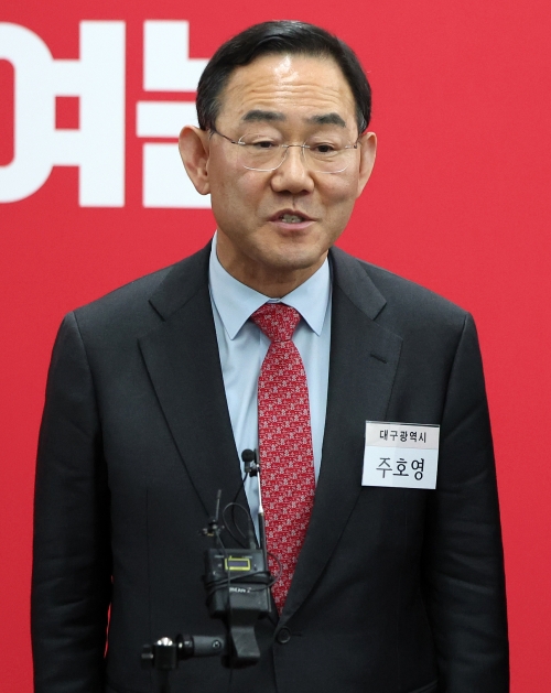 취재진 질문에 답변하는 주호영 의원