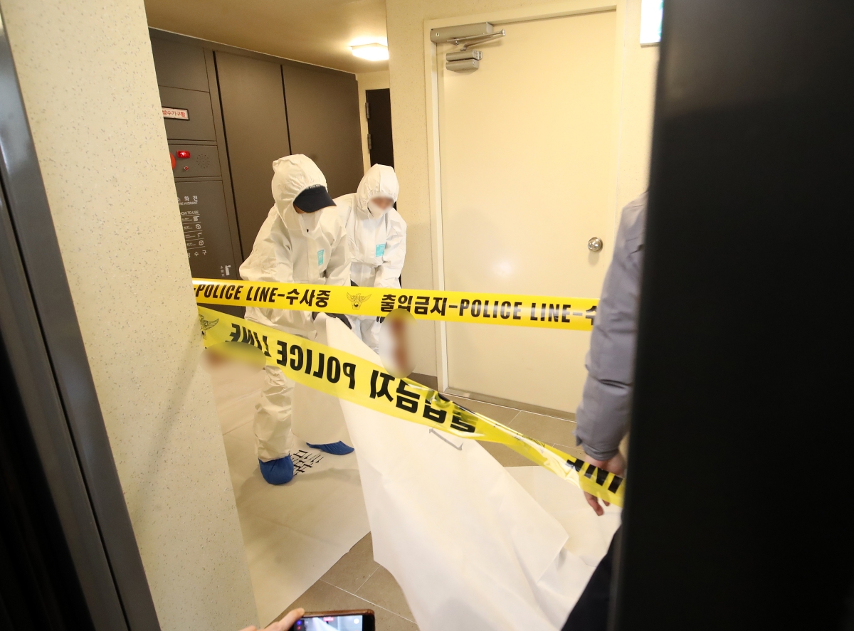 피살 현장 조사하는 경찰