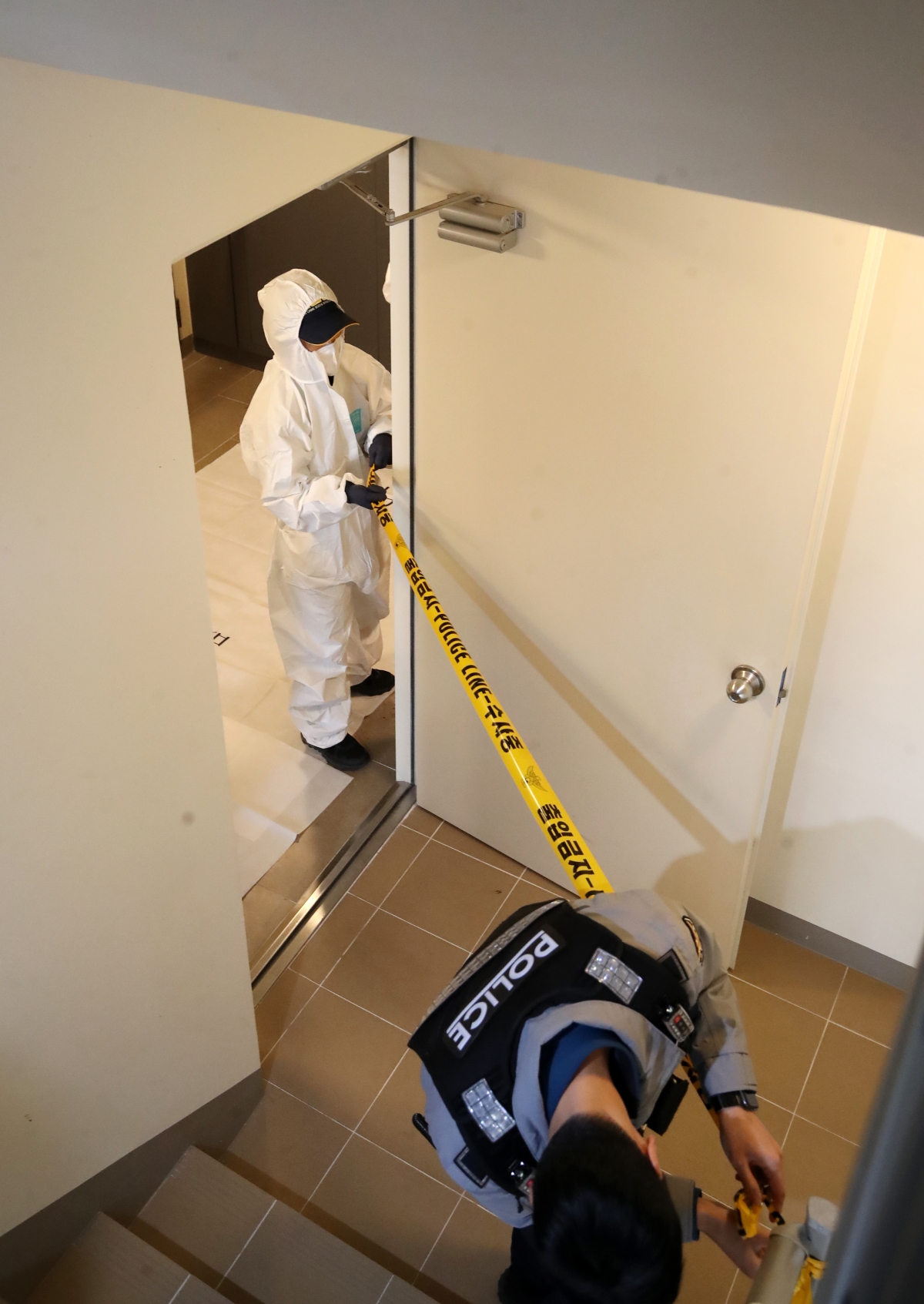 17일 부산 부산진구 한 아파트에서 50대 현직 항공사 기장 A 씨가 흉기에 찔려 숨진 채 발견된 가운데 경찰 과학수사대 관계자들이 사건 현장을 조사하고 있다. 2026.3.17 뉴스1