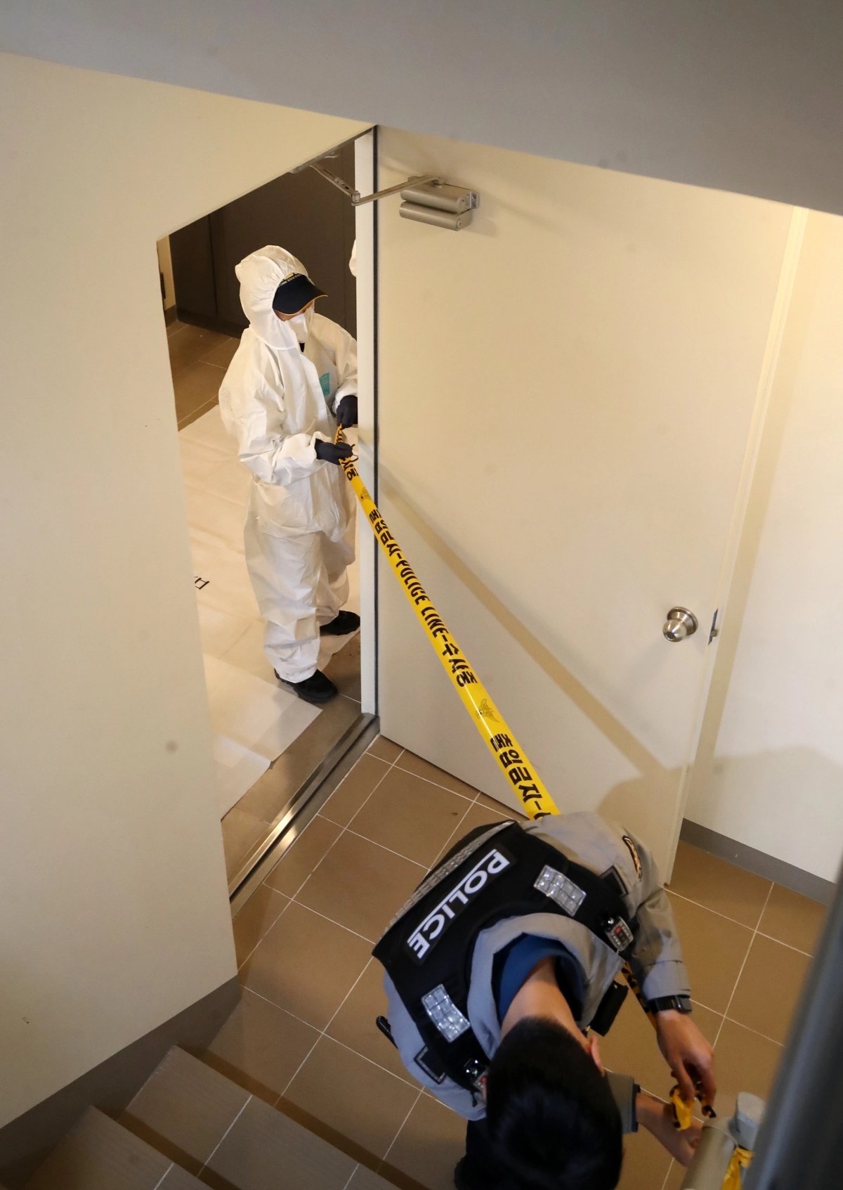 17일 부산 부산진구 한 아파트에서 50대 현직 항공사 기장 A 씨가 흉기에 찔려 숨진 채 발견된 가운데 경찰 과학수사대 관계자들이 사건 현장을 조사하고 있다. 2026.3.17 뉴스1