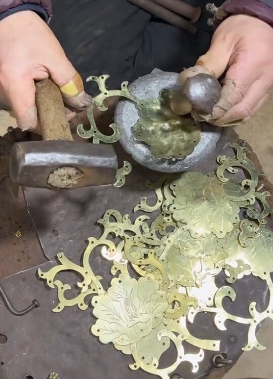 15일(현지시간) 미국 로스앤젤레스(LA) 돌비 극장에서 열린 제98회 아카데미(오스카) 시상식에서 영화 ‘케이팝 데몬 헌터스’의 주제곡 ‘골든’으로 주제가상을 받은 싱어송라이터 이재(EJAE)가 착용한 드레스는 국내 디자이너 브랜드 르쥬가 대한제국 황실 대례복에서 영감을 받아 제작한 것으로 알려졌다. 르쥬에 따르면 의상 중심에는 한국의 국화인 무궁화가 배치됐다. 여기에 생명의 흐름과 번영을 뜻하는 덩굴무늬 ‘당초문’을 더해 무궁화가 지닌 영원성과 상징성을 확장했다. 전체적인 의상은 백의민족을 상징하는 순백색을 바탕으로 구성됐고, 고대 한국의 금관을 떠올리게 하는 금동 장식으로 화려함을 더했다. 르쥬 자료