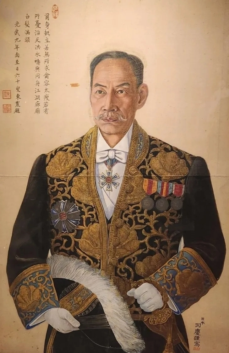 일본 화가 덴카이가 유화로 그린 동농 김가진(1846~1922)의 초상. 김가진이 입은 대한제국 2등 칙임관 대례복에는 활짝 핀 무궁화 4개가 금사로 수놓아졌다. 이는 그가 대한제국 2등 칙임관(현재의 차관)임을 말해 준다. 초상 곁에 그가 남긴 시에는 을사늑약 이후 망국의 앞길을 어떻게 헤쳐 나갈지에 대한 깊은 근심이 드러나 있다. 경기도박물관 자료
