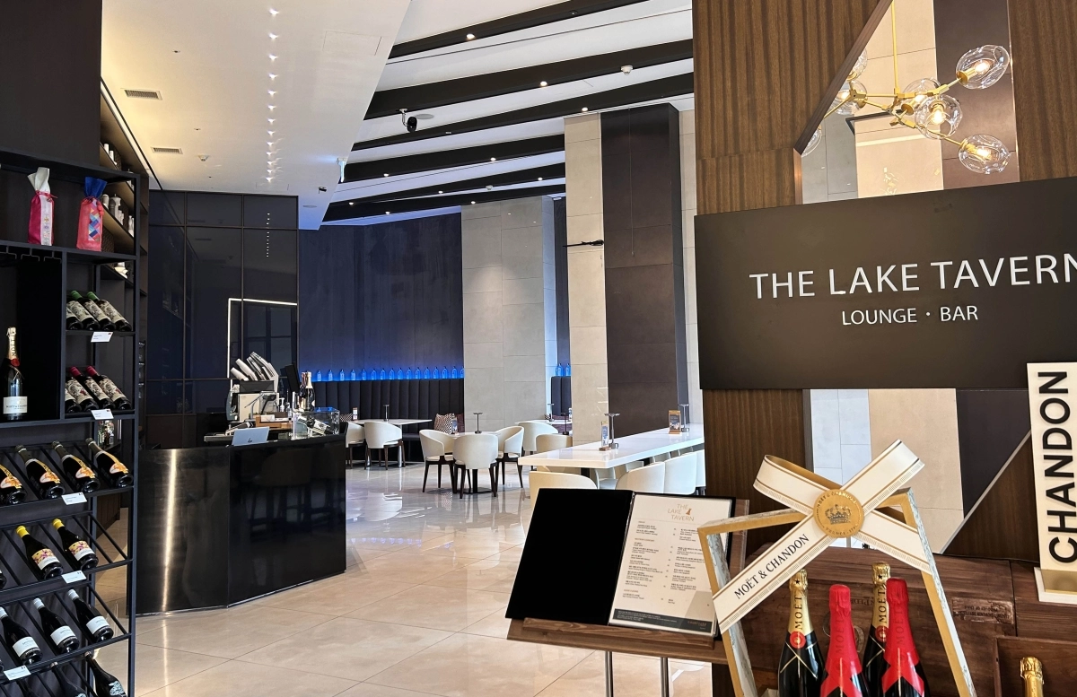 코트야드 바이 메리어트 수원  1층 라운지 ‘더 레이크 태번(The Lake Tavern)’. 코트야드 바이 메리어트 수원 제공