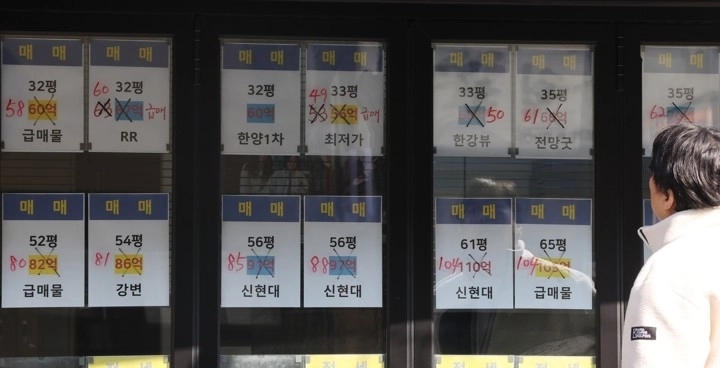 17일 서울 강남구 한 부동산 중개업소에 가격이 수정된 매물표가 붙어 있다. 이날 국토교통부가 서울 주요 아파트 단지 공시가격 변동률과 그에 따른 보유세액을 추정한 결과 지난해 서울 아파트 가격의 가파른 상승으로 올해 공동주택 공시가격도 큰폭으로 오르면서 고가 아파트 소유자들의 보유세액도 많게는 50% 이상 증가할 전망이다. 2026.3.17  연합뉴스