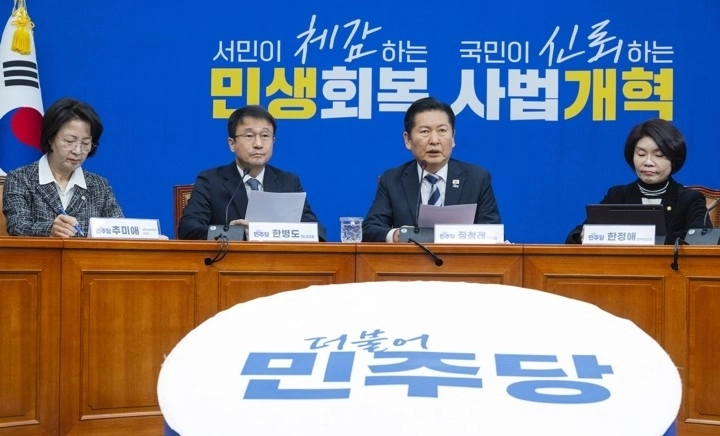 더불어민주당 정청래 대표가 17일 국회에서 열린 검찰 개혁 입법인 중대범죄수사청법·공소청법 관련 기자회견에서 정부법안 수정 사안에 대해 밝히고 있다. 2026.3.17  연합뉴스