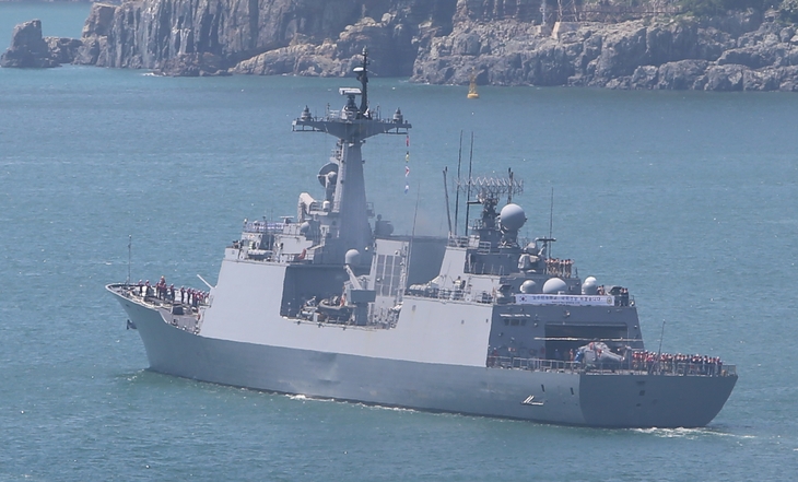 지난 2020년 5월 11일 해군 부산 작전기지에서 청해부대 32진 임무를 수행하게 된 대조영함(DDH-Ⅱ, 4,400톤급)이 출항하고 있다. 대조영함은 정부의 ‘청해부대 파견지역 한시적 확대 결정’에 따라 아덴만에서 오만만, 아라비아·페르시아만 일대까지 우리 국민과 선박의 보호 임무를 수행했다. 연합뉴스