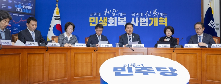 더불어민주당 정청래 대표가 17일 국회에서 열린 검찰 개혁 입법인 중대범죄수사청법·공소청법 관련 기자회견에서 정부법안 수정 사안에 대해 밝히고 있다. 민주당은 이날 당정청 협의안을 통해 공소청 검사의 수사 개입 조항을 삭제하는 내용의 법안을 19일 본회의에서 처리하기로 했다.  연합뉴스