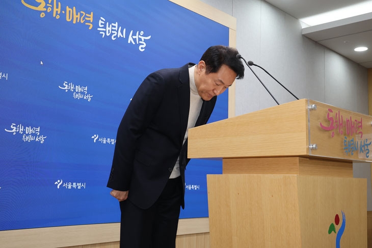 오세훈 서울시장이 17일 서울시청 브리핑룸에서 기자회견을 열고 지방선거 공천 신청 입장을 밝힌 후 인사하고 있다. 장동혁 대표의 ‘절윤’ 회피에 반발해 후보 등록을 미뤄온 오 시장은 “선당후사의 정신으로 등록을 한다“고 말했다.  연합뉴스