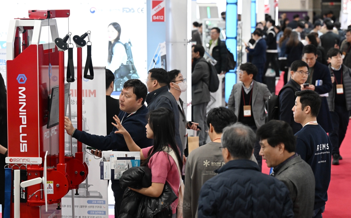 강원도는 19~22일 서울 코엑스에서 열리는 KIMES 2026에서 강원공동관을 운영한다. 사진은 KIMES 2024에서 관람객들이 제품을 둘러보는 모습. 서울신문 DB