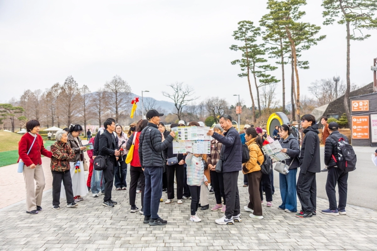 순천만국가정원을 방문한 중국크루즈 관광객 모습.