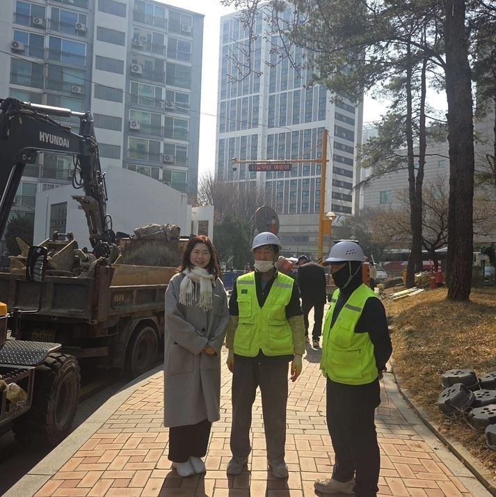 행당두산아파트 보행로 신설사업 현장을 점검 중인 구미경 의원과 공사현장 관계자들