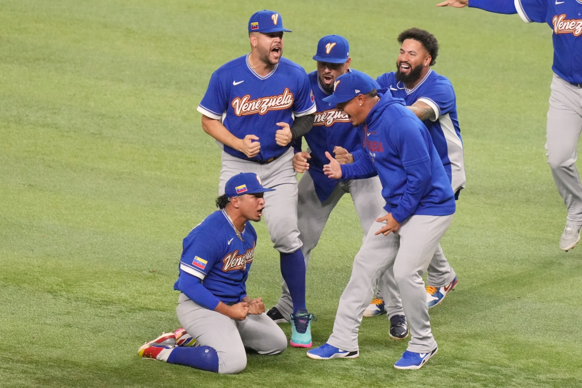 베네수엘라 야구 국가대표팀이 18일(한국시간) 미국 플로리다주 마이애미 론디포 파크에서 열린 2026 월드베이스볼클래식(WBC) 결승에서 미국을 제압하고 사상 첫 우승을 거머쥔 뒤 환호하고 있다. 2026.3.17 마이애미 AP 연합뉴스