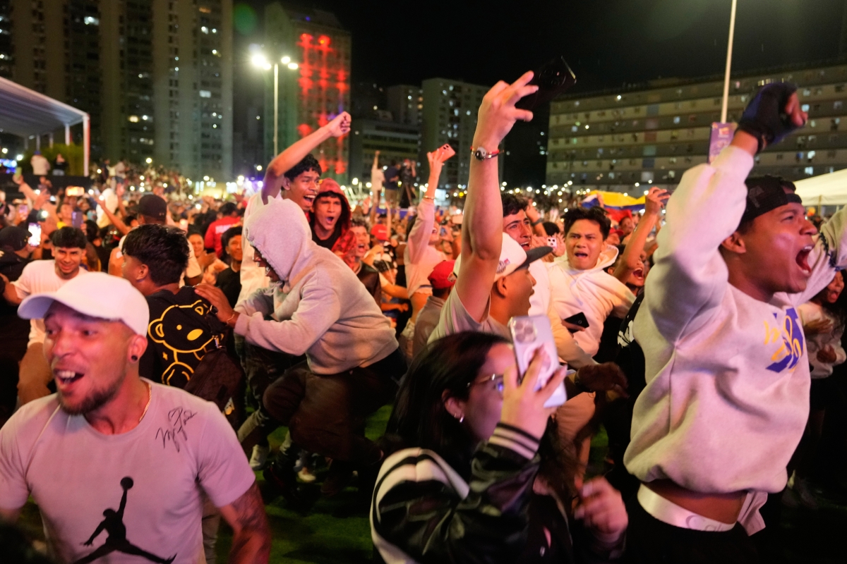 베네수엘라 야구 국가대표팀이 18일(한국시간) 미국 플로리다주 마이애미 론디포 파크에서 열린 2026 월드베이스볼클래식(WBC) 결승에서 미국을 제압하고 사상 첫 우승을 차지하자 베네수엘라 수도 카라카스에서 경기를 지켜보던 시민들이 환호하고 있다. 2026.3.17 카라카스 AP 연합뉴스