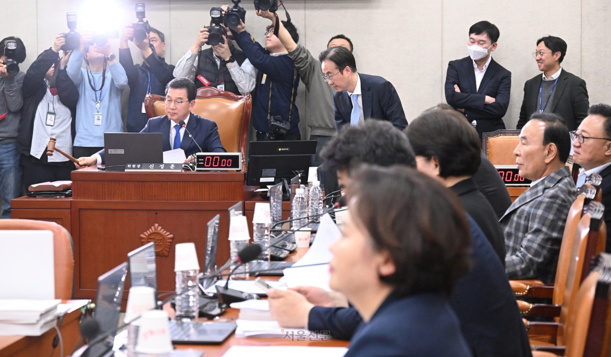신정훈 위원장이 18일 국회에서 열린 행정안전위원회 전체회의에서 중대범죄수사청 조직 및 운영에 관한 법 등 이날 상정된 법안을 처리하고 있다. 2026.3.18 안주영 전문기자