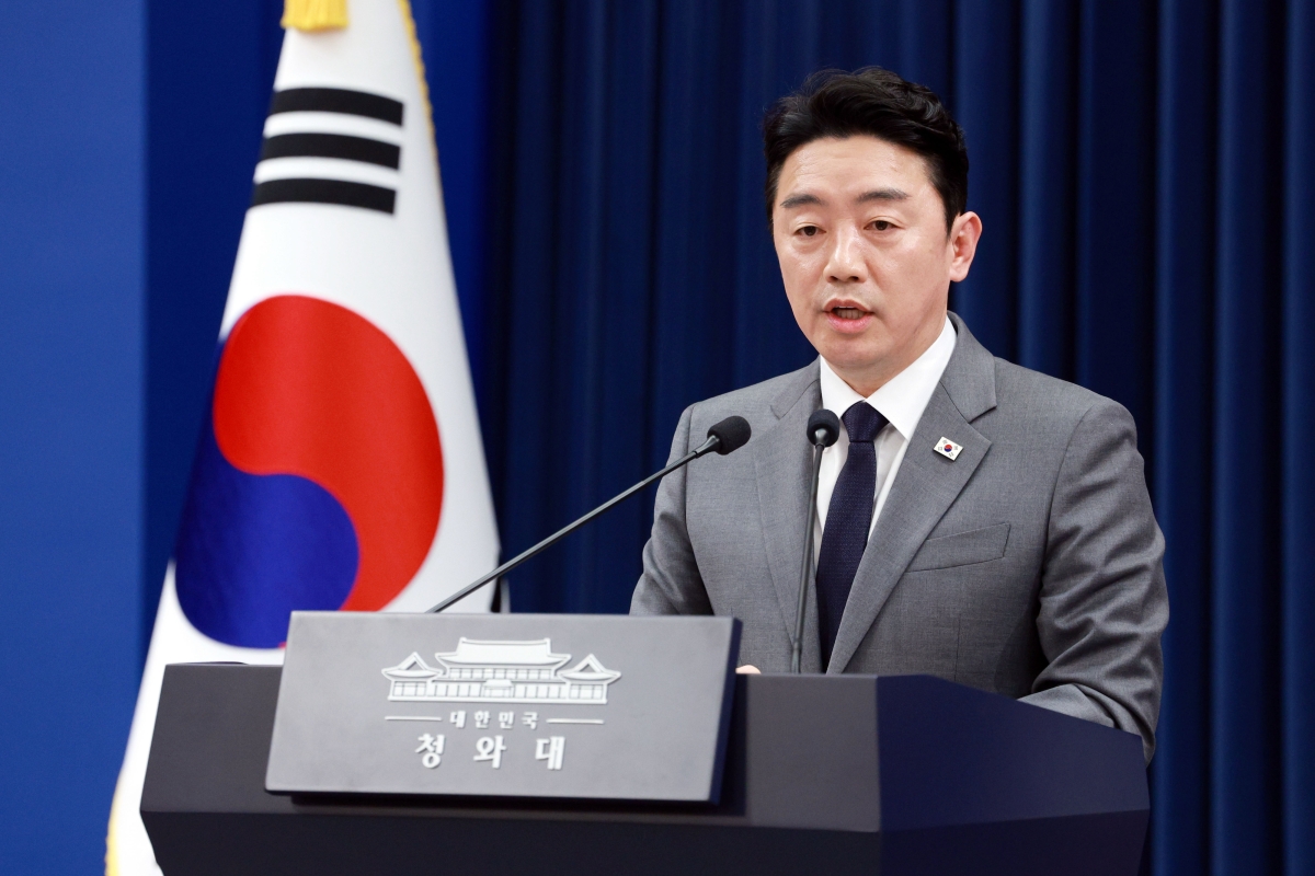 UAE 방문 결과 브리핑 하는 강훈식 비서실장