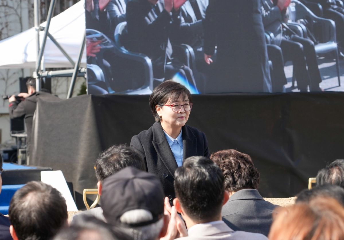 이순희 강북구청장이 지난 10일 신청사 건립부지에서 열린 기공식에서 시삽식이 진행되기 전 주민들에게 인사하고 있다. 강북구 제공