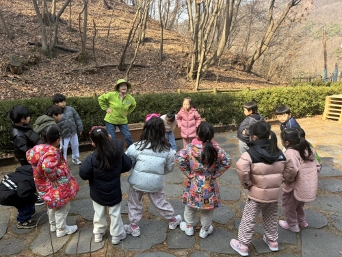 서울 용산구 효창·응봉유아숲체험원에서 숲 놀이를 하는 어린이들.  용산구 제공