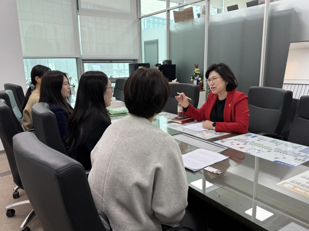 이애형 의원이 17일 전국보건교사노조 경기지부 김성경 지부장 및 관계자들과 함께 학생 안전권 확보를 위한 보건실 공백 해소 관련 정담회를 개최하고 현장 의견을 청취하고 있다.(사진=경기도의회)