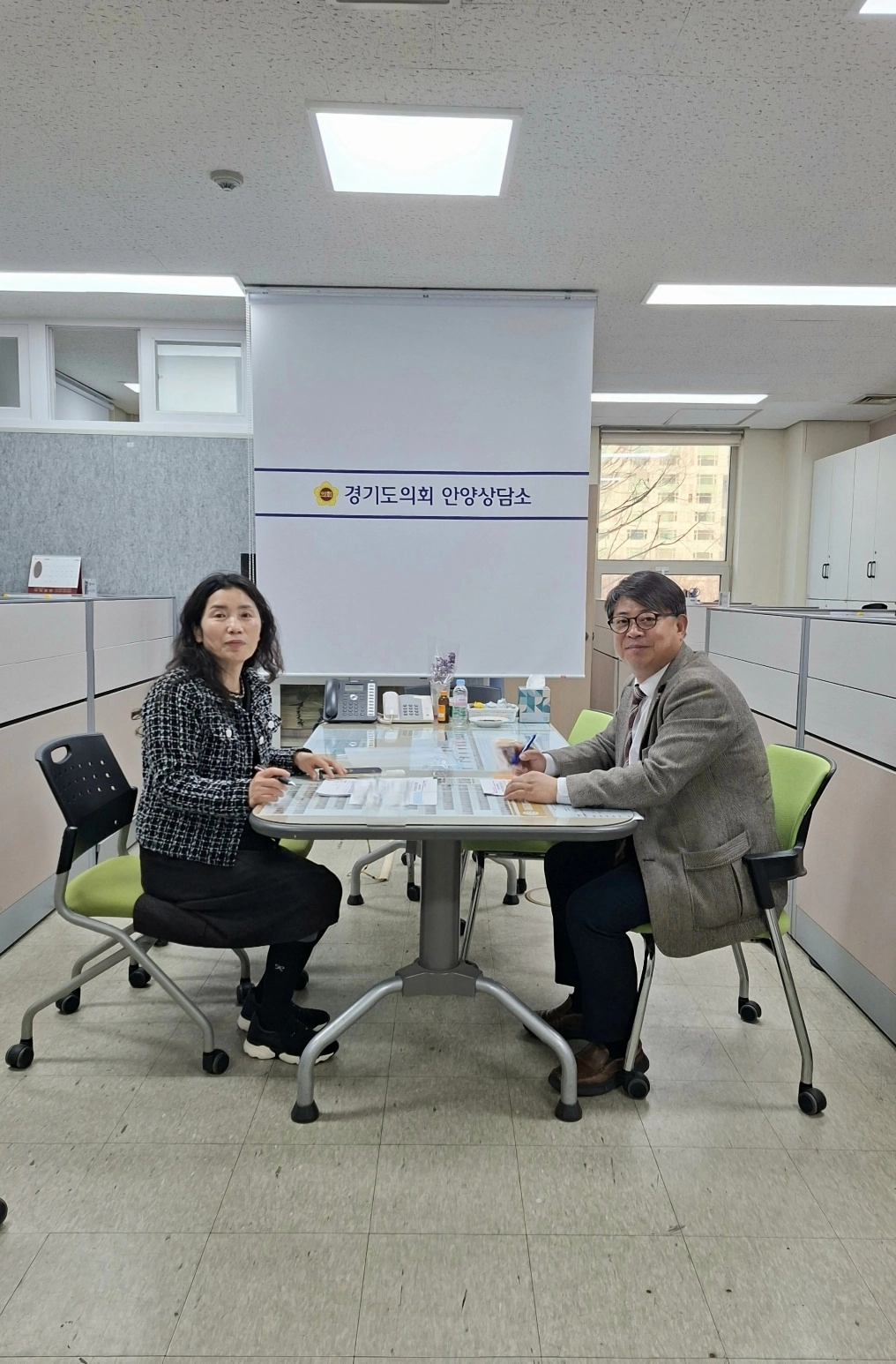 김재훈 의원이 17일 경기도의회 안양상담소에서 최순애 동안구 도서관 관장하고 면담을 갖고, 평촌도서관 재개관에 따른 일정 변경 및 명칭 설문조사 결과를 설명받은 뒤 기념촬영을 하고 있다.(사진=경기도의회)