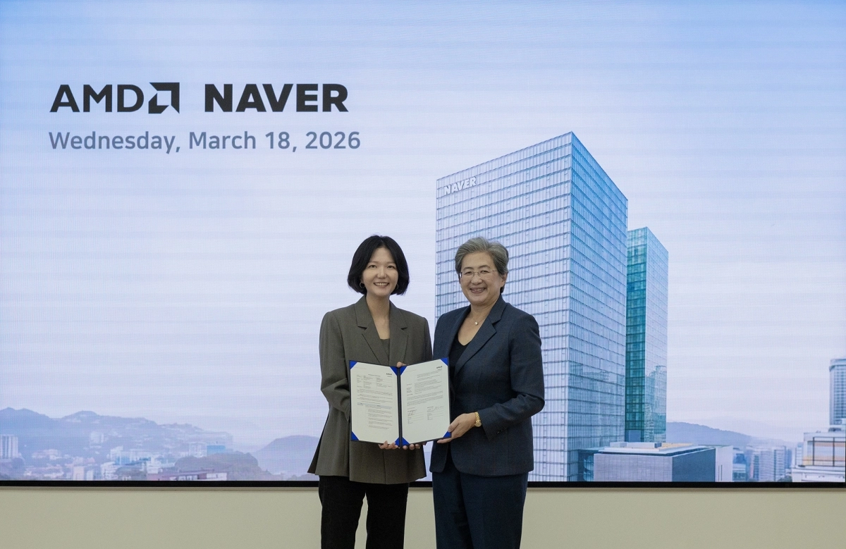 리사 수(오른쪽) AMD CEO가 18일 오전 경기 성남 네이버 사옥에서 최수연 네이버 대표와 인공지능(AI) 생태계 확장과 차세대 인프라 구축을 위한 양해각서를 체결하고 기념사진을 찍고 있다. 네이버 제공