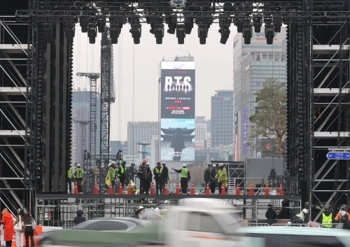 그룹 방탄소년단(BTS)의 광화문 공연을 앞둔 18일 서울 광화문광장에서 공연 준비작업이 이뤄지고 있다.  연합뉴스