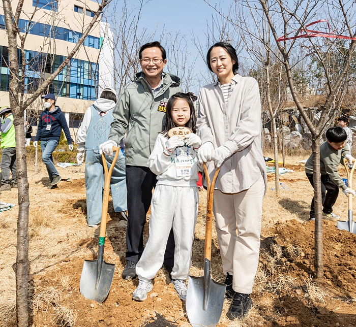 최호권(왼쪽) 영등포구청장이 지난해 식목일 나무심기 행사에 참여한 가족과 기념 촬영을 하고 있다. 영등포구 제공