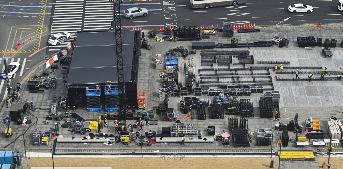공연 관계자들이 방탄소년단(BTS) 광화문 공연을 앞둔 16일 서울 종로구 광화문광장에서 무대 설치 작업을 하고 있다. 2026.3.16 이지훈 기자