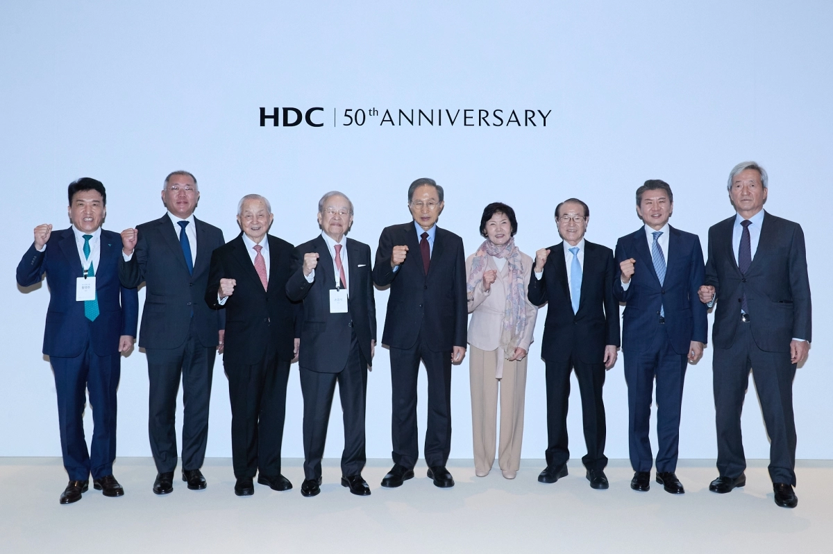 HDC그룹이 18일 서울 용산구 드래곤시티에서 창립 50주년 기념식을 개최한 가운데 참석자들이 기념 촬영하고 있다. 오른쪽부터 정몽준 아산재단 이사장, 정몽규 HDC그룹 회장, 윤세영 SBS미디어 회장, 고 정세영 HDC그룹 명예회장의 부인인 박영자 여사, 이명박 전 대통령, 손경식 CJ회장, 김장환 목사, 정의선 현대자동차그룹 회장, 함영주 하나금융지주 회장. HDC그룹 제공