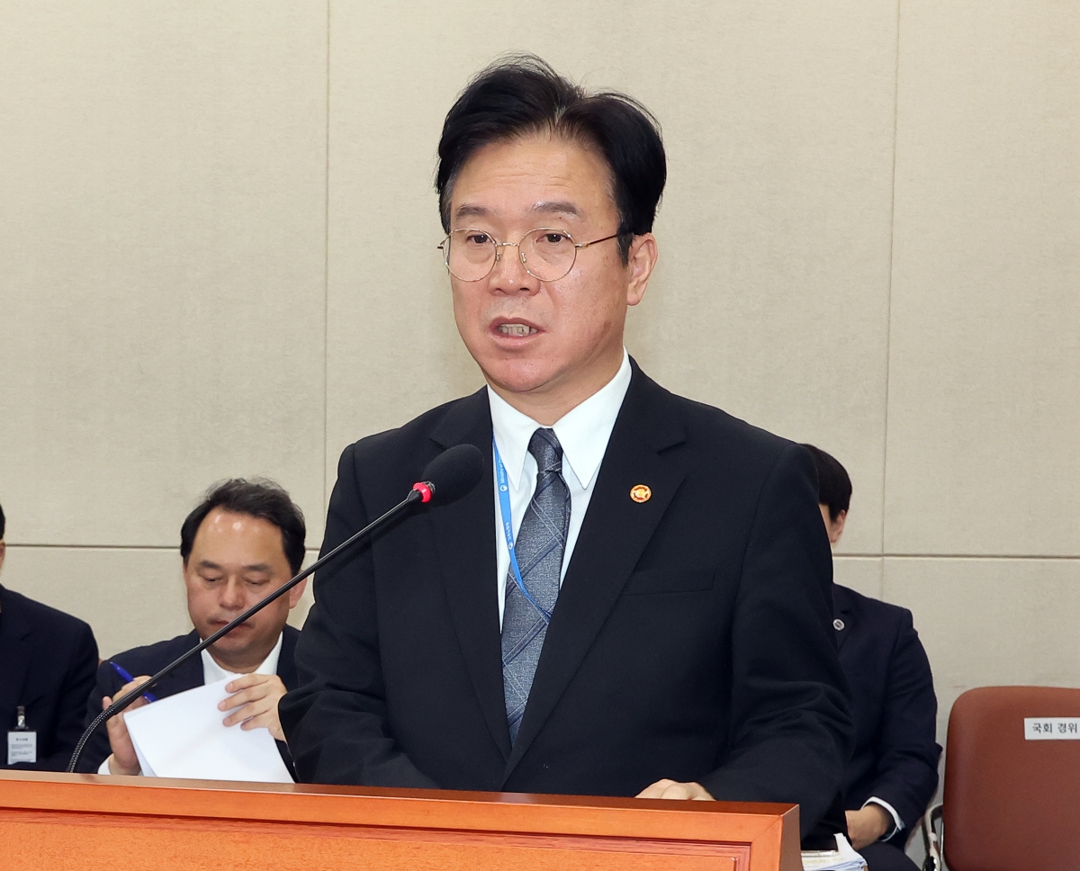김영훈 고용노동부 장관이 18일 국회에서 열린 연금개혁특위 전체 회의에서 업무보고를 하고 있다. 연합뉴스