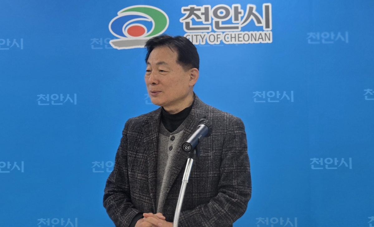 국민의힘 천안시장 후보로 공천이 확정된 박찬우 예비후보가 18일 기자회견을 하고 있다. 이종익 기자