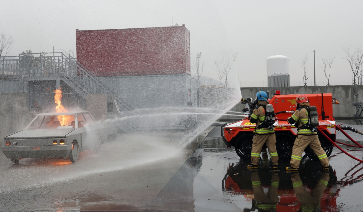 ‘무인 소방 로봇’ 시연회가 열리고 있다. 도 제공