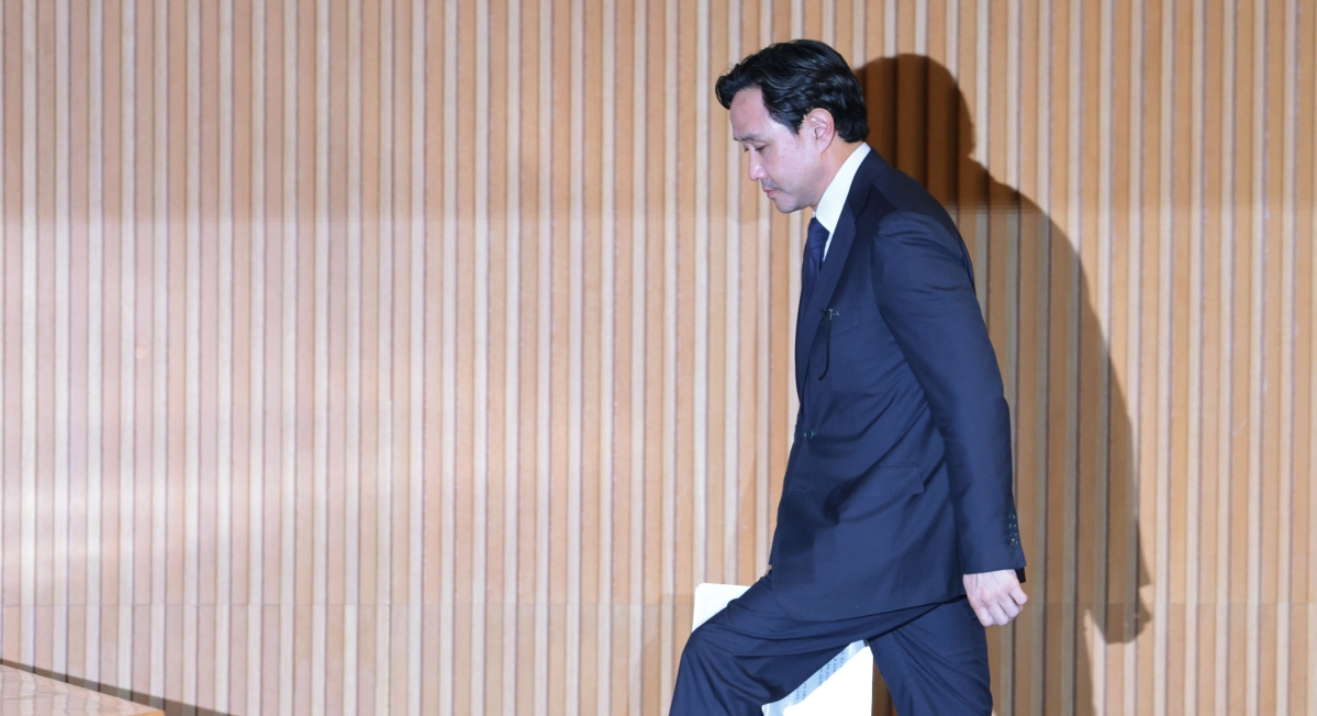 기자회견장 입장하는 최윤범 고려아연 회장