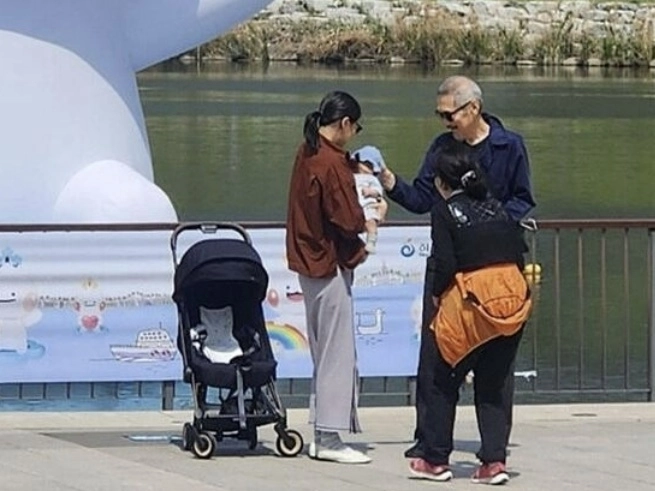 배우 김민희와 홍상수 감독이 하남시 미사호수 공원에서 아들과 함께 산책하는 모습이 포착됐다. 온라인 커뮤니티