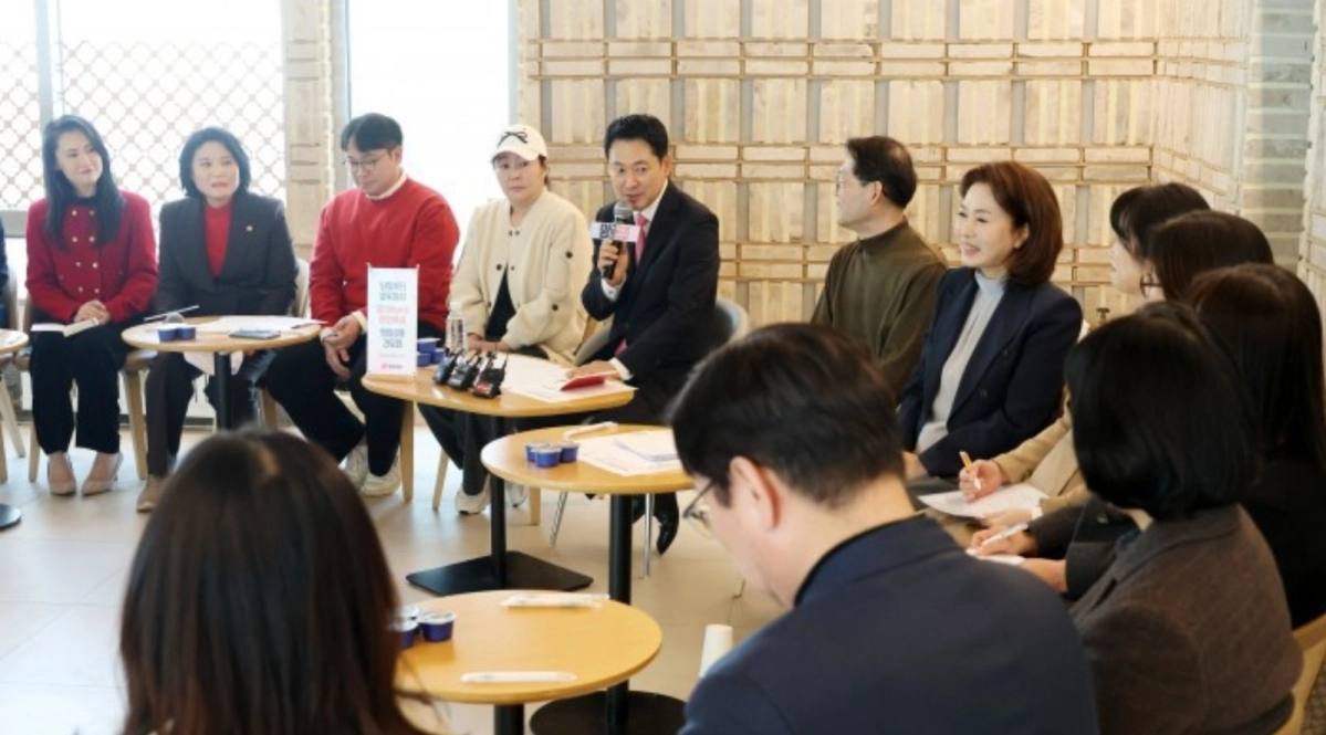 국민의힘 맘편한특별위원회 현장 간담회에 참석한 박춘선 저출생영유아보육분과분과위원장(왼쪽에서 두 번째)