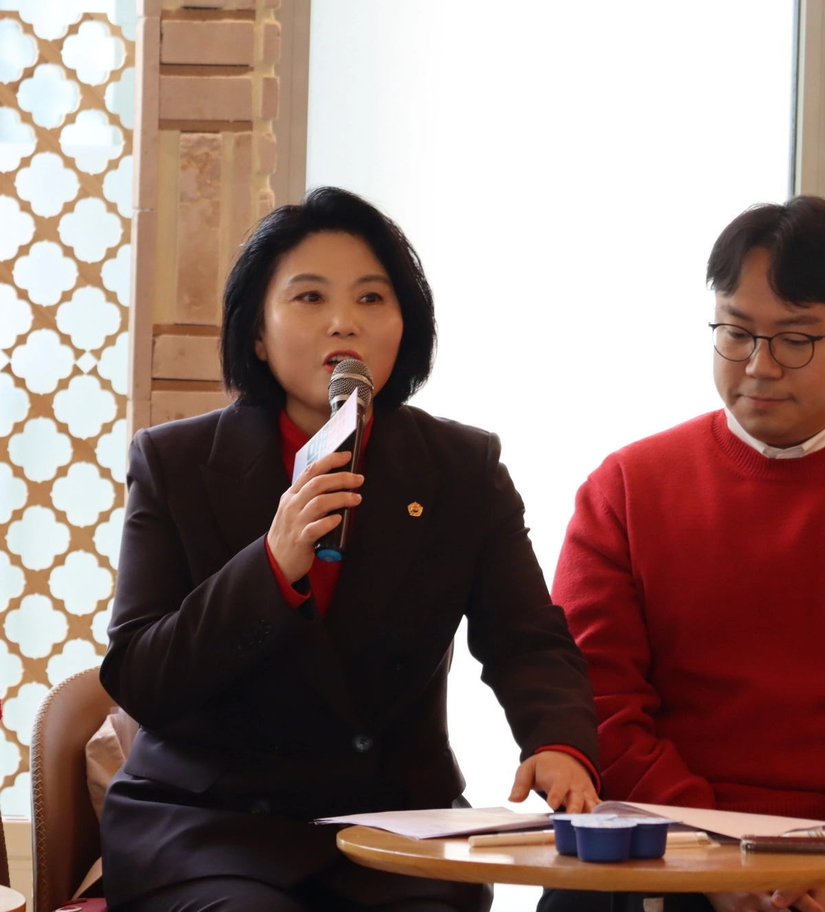 맘편한특별위원회 현장간담회 사회를 보는 박춘선 저출생영유아보육분과분과위원장
