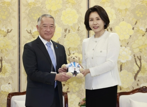김혜경 여사가 18일 청와대에서 제롬 김 국제백신연구소(IVI) 사무총장으로부터 IVI 마스코트인형을 받고 있다. 연합뉴스