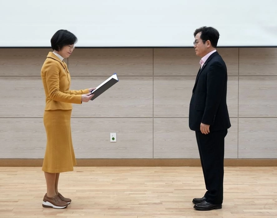 하남시의회 금광연 의장이 신우초등학교에서 감사장을 수여받고 있다. 금광연 의장실 제공