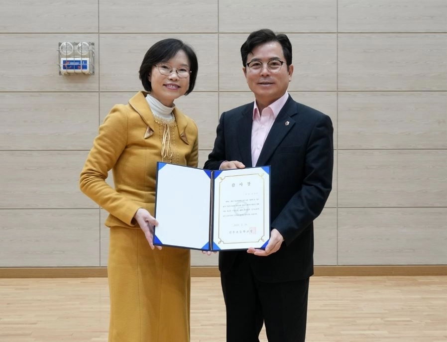 하남시의회 금광연 의장이 신우초등학교에서 감사장을 수여받고 사진촬영을 하고 있다. 금광연 의장실 제공