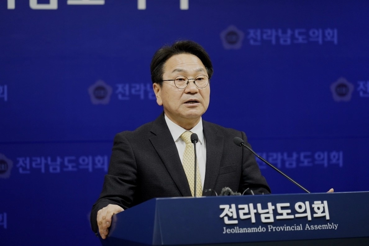 강기정 더불어민주당 전남광주특별시장 경선 후보가 18일 전남도의회에서 무안공항을 중심으로 한 ‘서남권 100만 글로벌 공항도시’ 비전을 발표하고 있다.