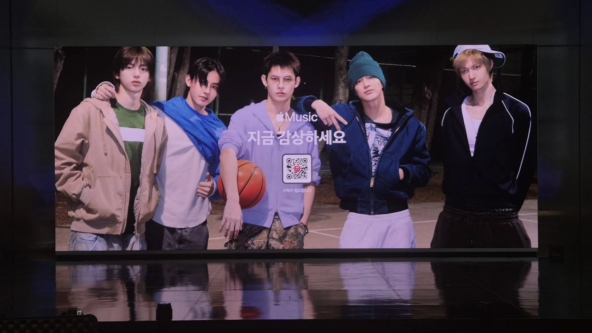 18일 서울 애플 명동 2층에서 열린 애플 50주년 행사장에 그룹 ‘코르티스’의 사진이 현출되고 있다.