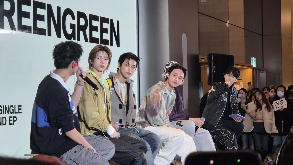 19일 서울 애플 명동 2층에서 열린 애플 50주년 행사에서 그룹 ‘코르티스’가 토크를 진행하고 있다.