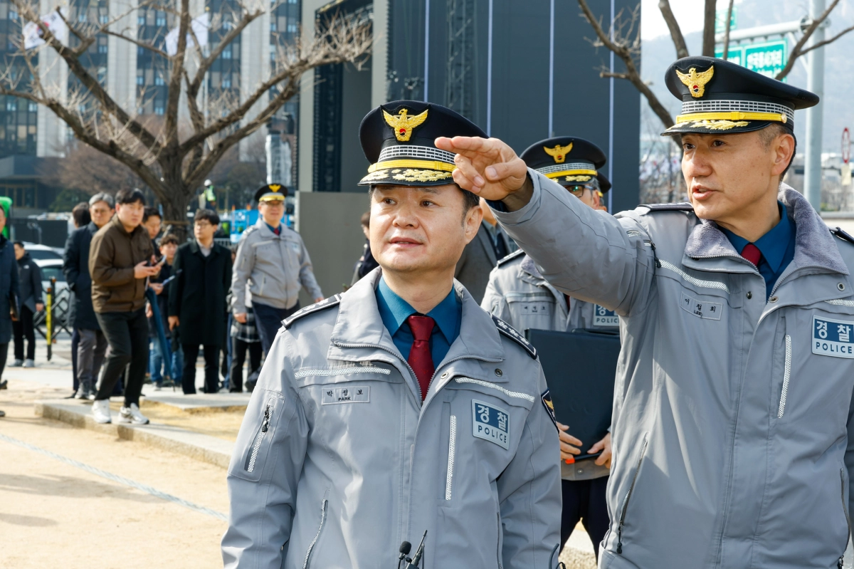 박정보 서울경찰청장(왼쪽)이 서울 종로구 광화문광장 인근에서 이철의 종로경찰서장으로부터 방탄소년단(BTS) 컴백 무대와 관련해 보고를 받고 있다. 연합뉴스