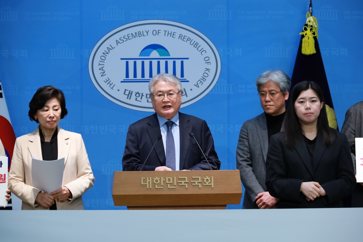 김용익 돌봄과 미래 이사장이 18일 국회 소통관에서 ‘돌봄재정 공동행동’을 결성해 예산 확보 운동을 하겠다고 밝히고 있다. 남인순 의원실 제공