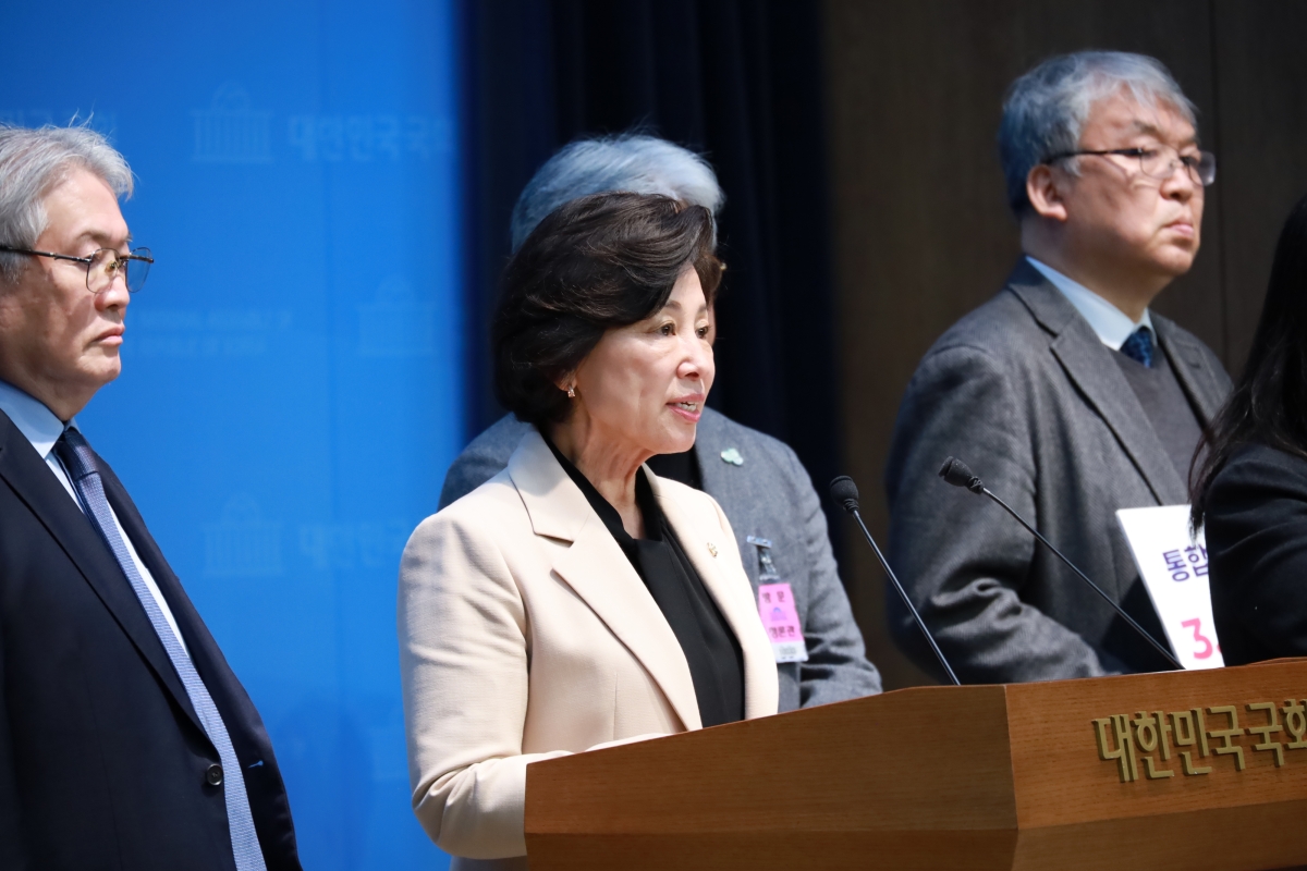 18일 돌봄재정 확대 촉구 기자회견을 하고 있는 남인순 더불어민주당 의원. 남인순 의원실 제공