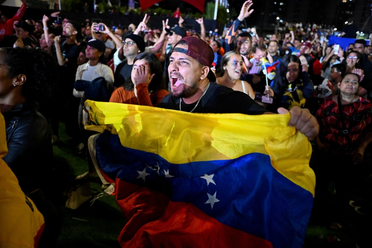 베네수엘라의 우승 확정 순간 수도 카라카스의 광장에 운집한 시민들이 국기를 흔들며 환호하고 있다. 카라카스 로이터 연합뉴스