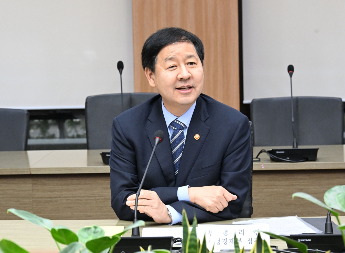 구윤철 부총리 겸 재정경제부 장관이 18일 서울 영등포구 한국수출입은행에서 열린 ‘국제금융시장 전문가 간담회’를 주재하고 있다. 재정경제부 제공