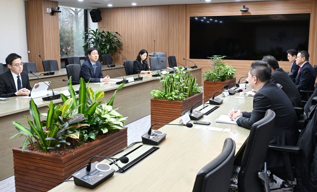 구윤철(왼쪽 두번째) 부총리 겸 재정경제부 장관이 18일 서울 영등포구 한국수출입은행에서 열린 ‘국제금융시장 전문가 간담회’를 주재하고 있다. 재정경제부 제공