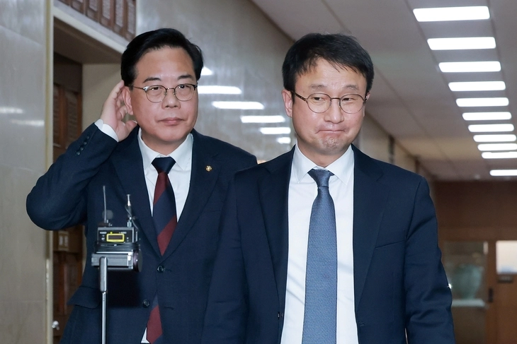 더불어민주당 한병도 원내대표(오른쪽)와 국민의힘 송언석 원내대표가 17일 우원식 국회의장 주재로 ‘윤석열 정권 정치검찰 조작 기소 의혹 사건 진상규명 국정조사’와 관련한 회동을 마친 뒤 국회의장실에서 나오고 있다. 양당 원내대표는 이날 회동에서 국정조사에 관해 합의에 이르지 못했다고 밝혔다. 2026.3.17 연합뉴스