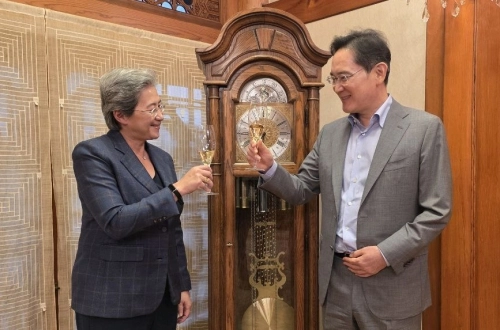 건배하는 두 CEO